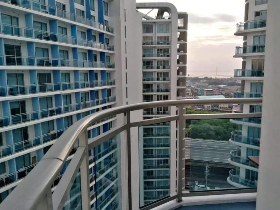 Azure South - Wave Pool - Heart Of The City Paranaque City Eksteriør bilde